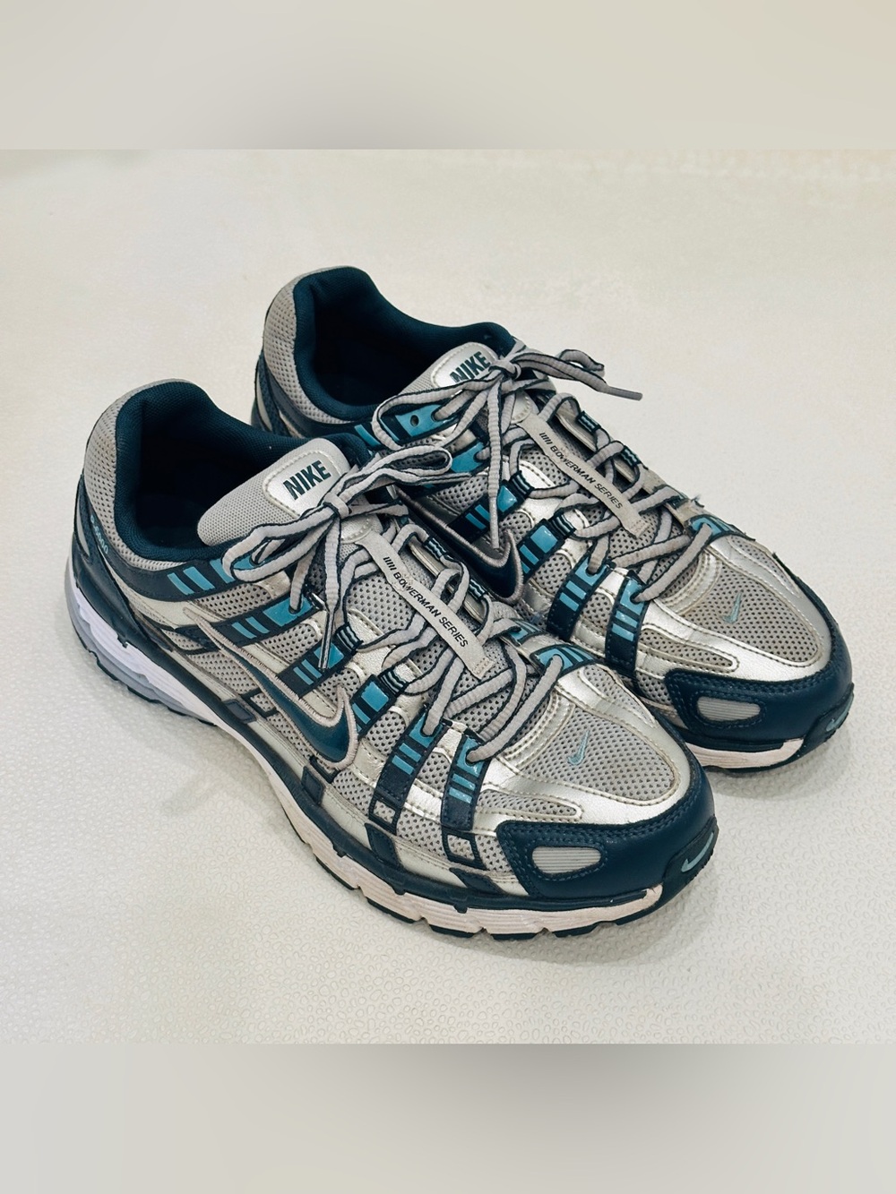 Nike Men’s Silver & Teal Athletic Running Shoes